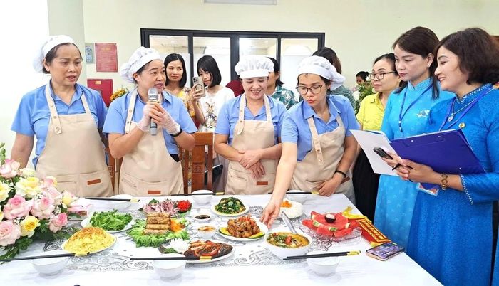 Công đoàn Công ty TNHH MTV Sông Chu thuyết trình phần thi nấu ăn.