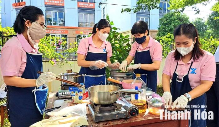 Công đoàn Viện Quy hoạch Kiến trúc Thanh Hóa tham gia phần thi nấu ăn.