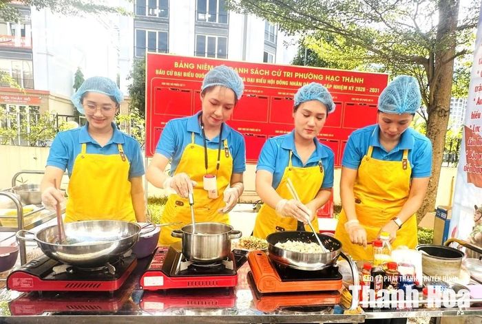 Công đoàn Bệnh viện Y dược cổ truyền Thanh Hóa tham gia phần thi nấu ăn.