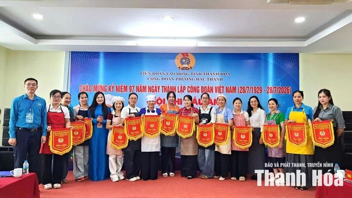 Ban Tổ chức trao cờ lưu niệm cho các đội thi.