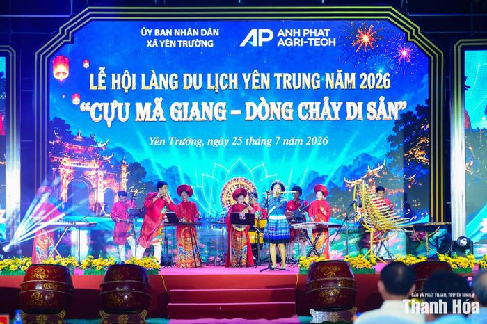 Những giai điệu dân tộc được hòa tấu công phu, ngân vang giữa không gian lễ hội, đưa khán giả bước vào hành trình khám phá bản sắc văn hóa dân tộc.