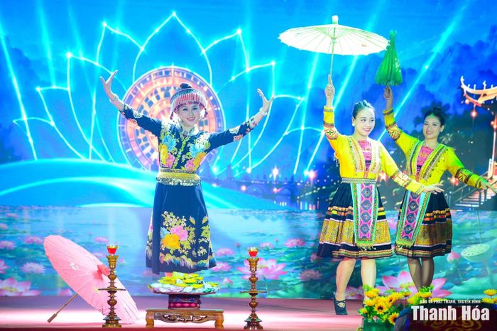 Những làn điệu chầu văn ngân vang đưa khán giả bước vào hành trình khám phá chiều sâu văn hóa của vùng đất giàu truyền thống.