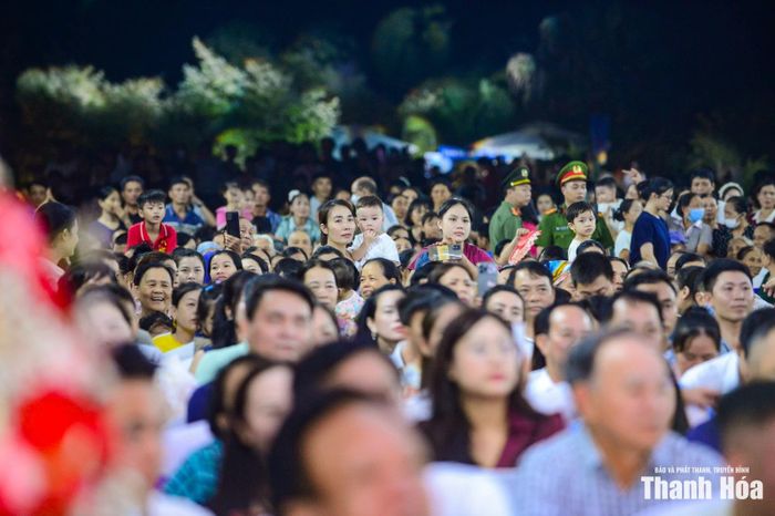 Ngay từ khi màn đêm buông xuống, khu vực sân khấu chính đã bừng sáng trong biển ánh đèn rực rỡ. Tiếng trống hội dồn dập vang lên, hòa cùng những giai điệu sôi động, khuấy động bầu không khí lễ hội. Hàng nghìn người dân và du khách từ khắp nơi đổ về, chen kín quảng trường, cùng hòa mình vào những tràng pháo tay, tiếng reo hò và nụ cười rạng rỡ.