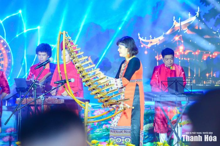 Với sự kết hợp giữa âm thanh, ánh sáng, các chương trình nghệ thuật nối tiếp nhau, kể câu chuyện về những giá trị văn hóa được gìn giữ qua nhiều thế hệ cùng khát vọng vươn lên của người dân hôm nay.