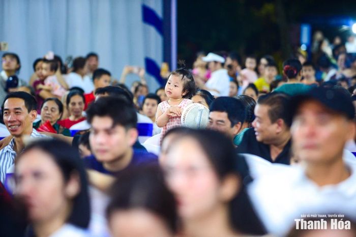 Dưới sân khấu, hàng nghìn khán giả chăm chú dõi theo từng tiết mục. Nhiều tràng pháo tay vang lên khi những hình ảnh về con người, quê hương và dòng Cựu Mã Giang hiện lên sống động qua nghệ thuật sân khấu hóa.