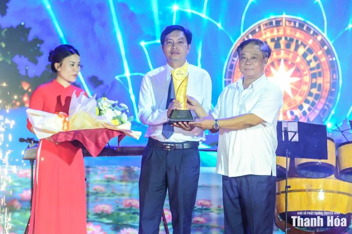 Điểm nhấn của buổi lễ là nghi thức đón nhận giải thưởng “Làng du lịch cộng đồng tốt nhất năm 2025” dành cho Yên Trung. Thay mặt Tổng cục Du lịch, ông Phạm Văn Thủy, Phó Tổng cục trưởng Tổng cục Du lịch, đã trao giải thưởng cho đại diện Làng du lịch Yên Trung. Đây là cột mốc vàng son khẳng định vị thế của một không gian văn hóa đặc sắc xứ Thanh.
