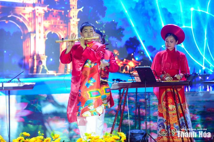 Cả không gian như bừng tỉnh trong sắc màu, âm thanh và nhịp sống của ngày hội, mở đầu cho một đêm văn hóa - nghệ thuật đầy cảm xúc.