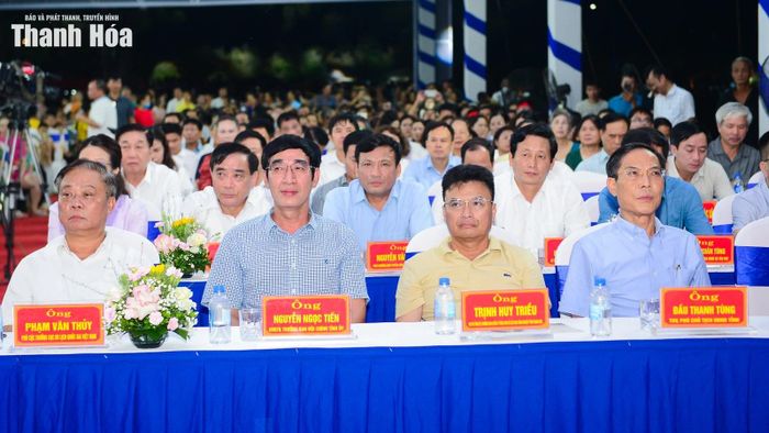 Dự chương trình, về phía Trung ương có đồng chí Phạm Văn Thủy, Phó Tổng cục trưởng Tổng cục Du lịch. Về phía tỉnh Thanh Hóa có các đồng chí: Nguyễn Ngọc Tiến, Ủy viên Ban Thường vụ Tỉnh ủy, Trưởng Ban Nội chính Tỉnh ủy; Trịnh Huy Triều, Ủy viên Ban Thường vụ Tỉnh ủy, Trưởng Ban Quản lý Khu Kinh tế Nghi Sơn và các Khu công nghiệp tỉnh; Đầu Thanh Tùng, Tỉnh ủy viên, Phó Chủ tịch UBND tỉnh; cùng lãnh đạo các sở, ban, ngành, địa phương, đông đảo Nhân dân và du khách trong, ngoài tỉnh.