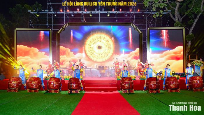 Ngay sau nghi thức trao giải, tiếng trống khai hội vang vọng khắp không gian, chính thức mở màn cho đại nhạc hội dân gian.