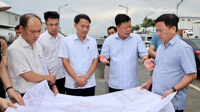 Phó Chủ tịch UBND TP. Hải Phòng Lê Trung Kiên (thứ 2 bên phải) kiểm tra tiến độ triển khai dự án cụm công nghiệp Quyết Tiến. Nguồn: Cổng thông tin điện tử Hải Phòng.