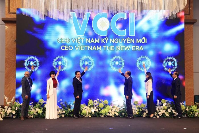 Đại diện các cơ quan, tổ chức, trường đại học bấm nút khởi động Chương trình. Ảnh: VCCI.