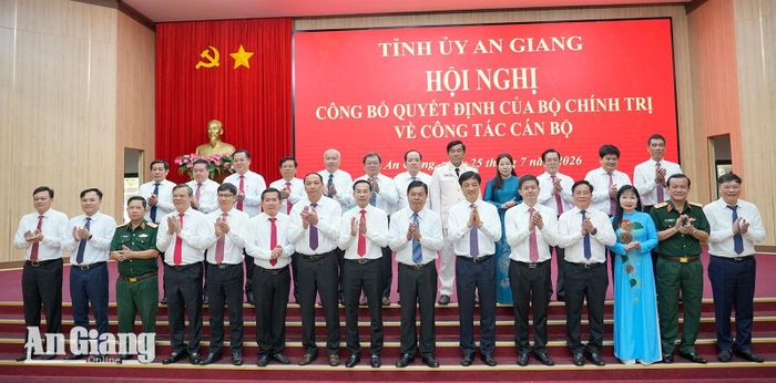 Đoàn công tác của Trung ương và lãnh đạo tỉnh An Giang chụp ảnh lưu niệm tại hội nghị.
