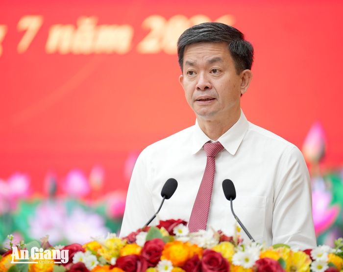 Ủy viên Ban Chấp hành Trung ương Đảng, Bí thư Tỉnh ủy An Giang Lê Quang Tùng phát biểu nhận nhiệm vụ tại hội nghị.