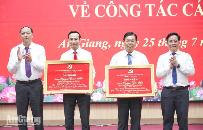 Thường trực Tỉnh ủy An Giang trao bảng tri ân Ủy viên Ban Chấp hành Trung ương Đảng, Quyền Bộ trưởng Bộ Nội vụ Nguyễn Tiến Hải, nguyên Bí thư Tỉnh ủy An Giang và Phó Bí thư Đảng ủy các cơ quan Đảng Trung ương Nguyễn Thanh Nhàn, nguyên Phó Bí thư Thường trực Tỉnh ủy, Chủ tịch HĐND tỉnh An Giang.
