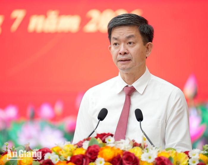 Ủy viên Ban Chấp hành Trung ương Đảng, Bí thư Tỉnh ủy An Giang Lê Quang Tùng phát biểu nhận nhiệm vụ tại hội nghị.