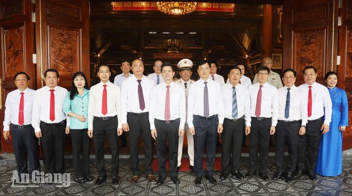Ủy viên Bộ Chính trị, Bí thư Trung ương Đảng, Trưởng Ban Tổ chức Trung ương Nguyễn Duy Ngọc (thứ sáu, từ phải qua) cùng các đồng chí trong đoàn và lãnh đạo tỉnh An Giang chụp ảnh lưu niệm tại Đền tưởng niệm Anh hùng liệt sĩ và Người có công tỉnh An Giang.