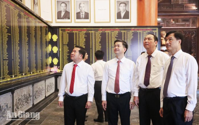 Ủy viên Bộ Chính trị, Bí thư Trung ương Đảng, Trưởng Ban Tổ chức Trung ương Nguyễn Duy Ngọc (bìa phải) tham quan Đền tưởng niệm Anh hùng liệt sĩ và Người có công tỉnh An Giang.