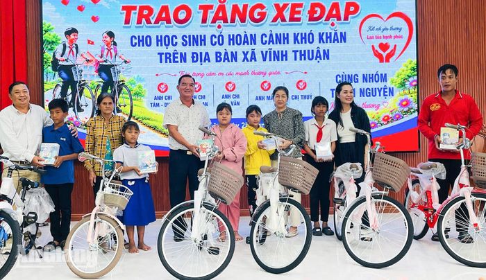Nhóm thiện nguyện Kết nối yêu thương trao xe đạp và tập cho các em học sinh.
