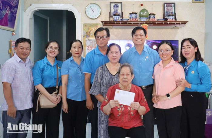 Đoàn công tác thăm, tặng quà bà Nguyễn Thị Tâm (vợ liệt sĩ Nguyễn Văn Tiều).
