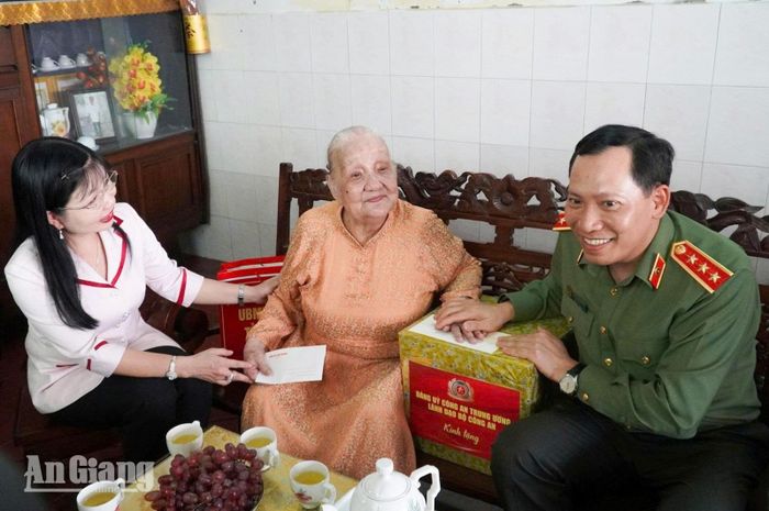 Thượng tướng Lê Văn Tuyến và đồng chí Trần Thị Thanh Hương thăm, tặng quà Mẹ Việt Nam Anh hùng Đặng Thị Liễu.