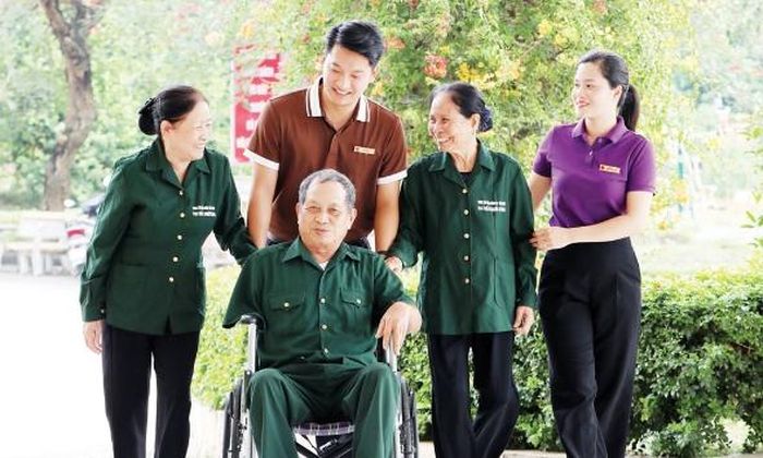  Cán bộ Trung tâm Điều dưỡng người có công Bắc Ninh chăm sóc người có công. 