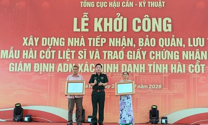  Thượng tướng Nguyễn Văn Gấu, Ủy viên Trung ương Đảng, Thứ trưởng Bộ Quốc phòng, Phó trưởng ban Thường trực Ban Chỉ đạo Quốc gia về tìm kiếm, quy tập và xác định danh tính hài cốt liệt sĩ trao giấy chứng nhận kết quả giám định ADN xác định danh tính hài cốt liệt sĩ cho bà Nguyễn Thị Dự (bên phải) con gái liệt sĩ Nguyễn Văn Kết. 