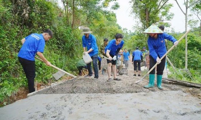 Đoàn viên, thanh niên, sinh viên Bắc Ninh thi công công trình "Tuyến đường thanh niên".