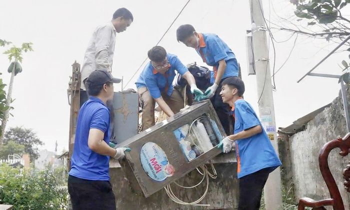 Sinh viên Trường Cao đẳng Cơ điện và Xây dựng Bắc Ninh hỗ trợ người dân di dời tài sản phục vụ dự án Cảng hàng không quốc tế Gia Bình.
