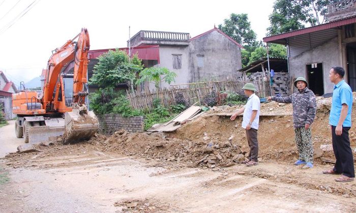  Thi công công trình mở rộng đường tại thôn Rãng. 