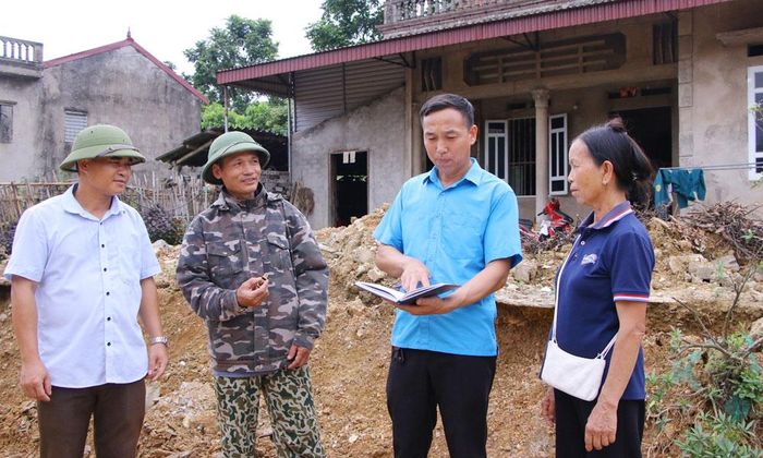  Người dân thôn Rãng chia sẻ với cán bộ xã Sa Lý về việc hiến đất cho đường thôn rộng mở. 