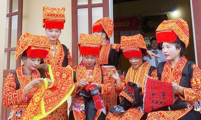  Phụ nữ dân tộc Dao xã Sa Lý giữ nghề thêu truyền thống. 