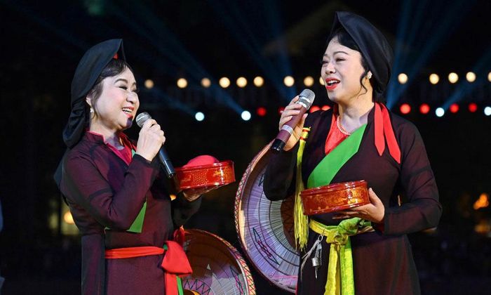  Nghệ sĩ Nhân dân Thúy Cải (trái) và Nghệ sĩ Nhân dân Thúy Hường biểu diễn quan họ. Ảnh: Lê Kham. 