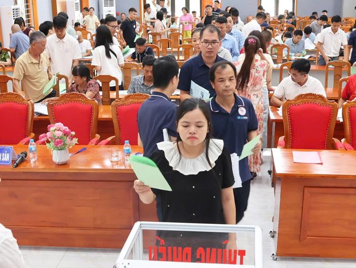  Khách hàng bỏ phiếu tại phiên đấu giá đất. 
