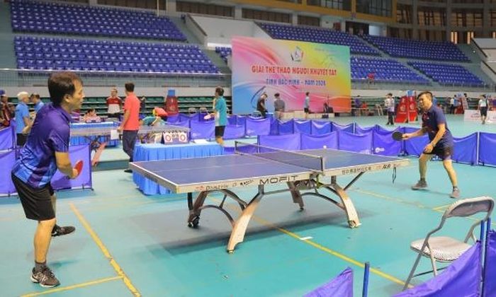  Vận động viên tranh tài môn bóng bàn. 
