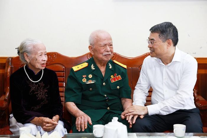  Thủ tướng Lê Minh Hưng thăm gia đình ông Phí Hương Dũng, thương binh 42%, hiện đang sinh sống tại phường Điện Biên Phủ. 