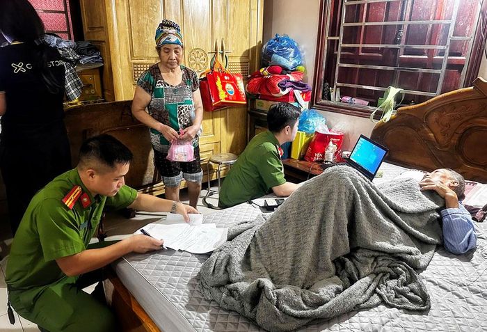  Các chiến sĩ Công an xã Hiệp Hòa "đi từng ngõ, gõ từng nhà" để lập danh sách thân nhân liệt sĩ. 