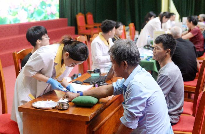  Đơn vị chuyên môn GeneStory và chính quyền địa phương phối hợp thực hiện việc lấy mẫu ADN. 