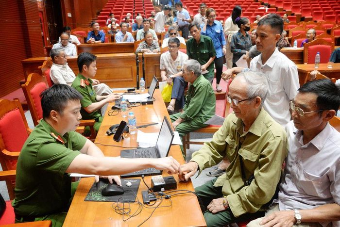  Lực lượng Công an xã Hoàng Vân tăng ca để đẩy nhanh tiến độ lấy mẫu. 