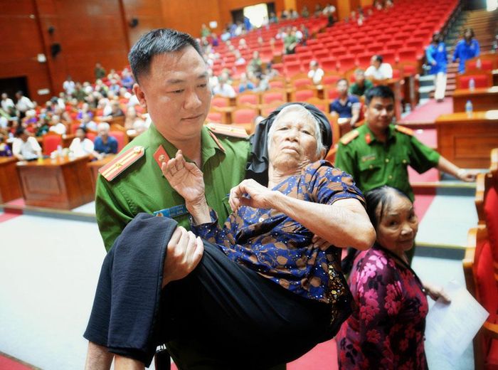  Chiến sĩ Công an xã Hoàng Vân hỗ trợ thân nhân liệt sĩ tại điểm lấy mẫu ADN. 