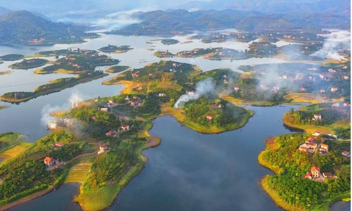 Hình ảnh hồ Cấm Sơn kỳ vĩ được ví như một vịnh Hạ Long ngay giữa vùng Lục Ngạn.