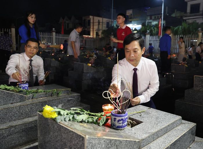  Đồng chí Nguyễn Anh Tuấn thắp hương tri ân các Anh hùng Liệt sĩ. 