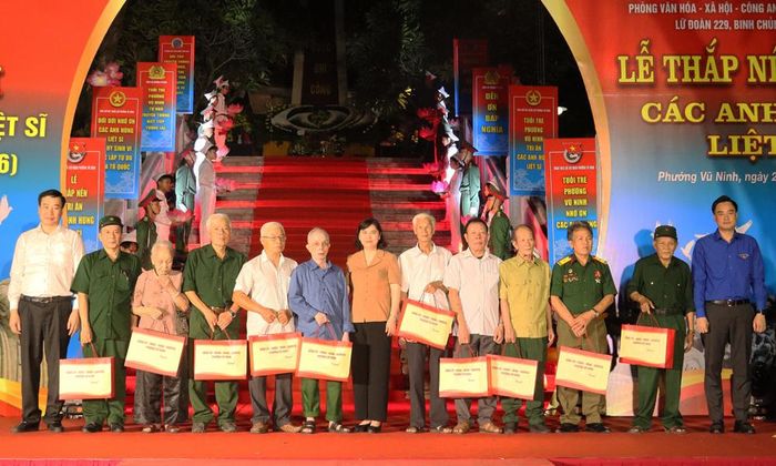  Các đại biểu tặng quà tri ân thương, bệnh binh, gia đình người có công trên địa bàn phường Vũ Ninh. 