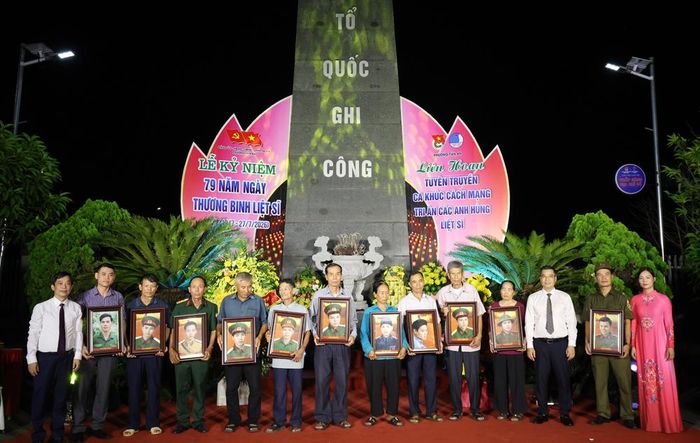  Các đại biểu trao di ảnh phục chế cho thân nhân những Anh hùng liệt sĩ. 