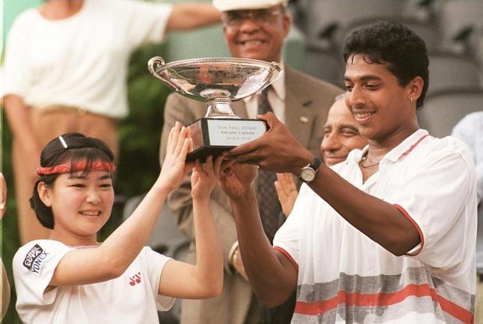 Hiraki cùng Mahesh Bhupathi nâng cao chức vô địch Roland Garros 1997.