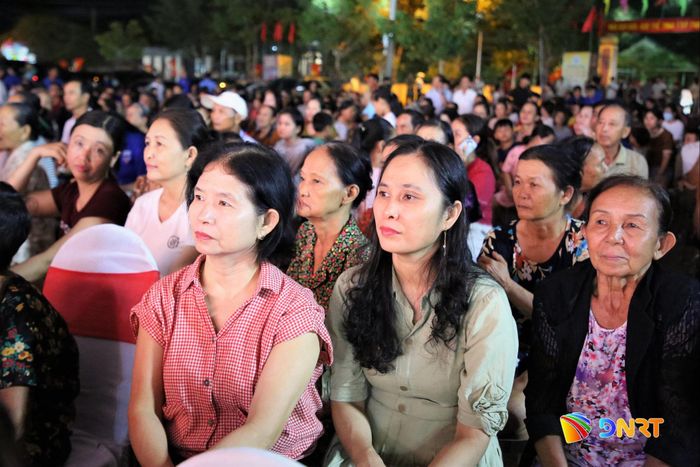 Đông đảo người dân dự chương trình khai mạc. Ảnh: ALĂNG NGƯỚC