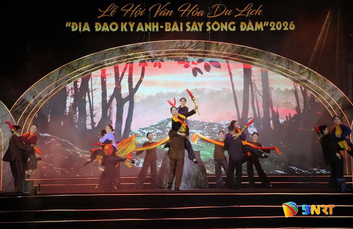 Một tiết mục đặc sắc mở màn cho chương trình nghệ thuật đêm khai mạc lễ hội. Ảnh: ALĂNG NGƯỚC