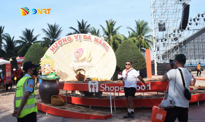Hình ảnh chiếc nón lá mang đậm bản sắc văn hóa dân tộc được đưa vào không gian Lễ hội Đà Nẵng Food Tour 2026. Ảnh: ĐOÀN GIA HUY
