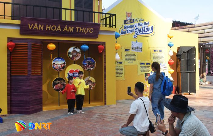 Du khách check-in với mô hình phố cổ Hội An tại không gian Lễ hội Đà Nẵng Food Tour 2026. Ảnh: ĐOÀN GIA HUY