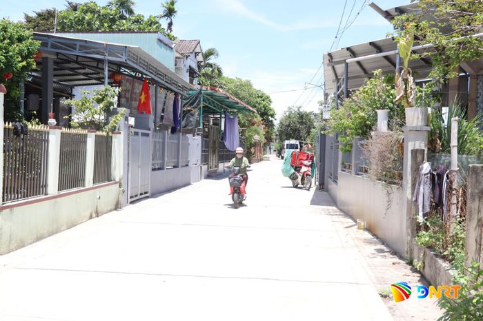 Tuyến đường số 3 thôn Hạ Nông Tây, xã Điện Bàn Tây khang trang sạch đẹp nhờ sự kiên trì vận động và đồng thuận của người dân. Ảnh: TRẦN TRÚC