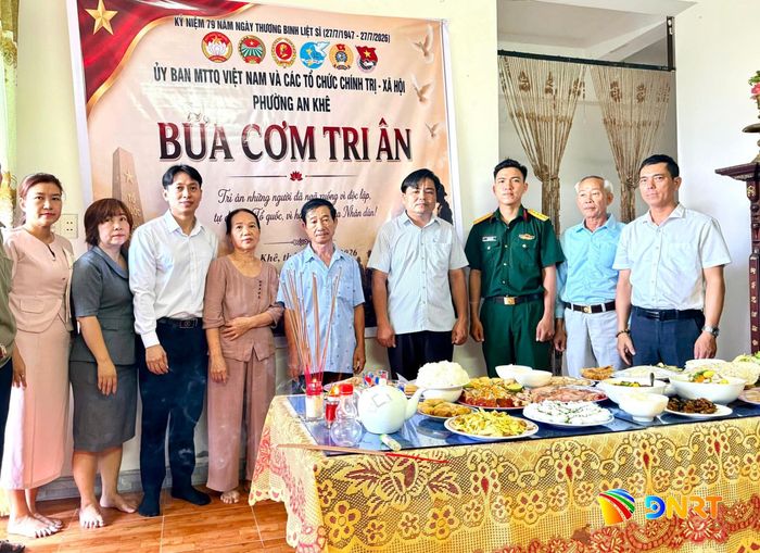 Hội Nông dân phường An Khê phối hợp các đơn vị trên địa bàn tổ chức “Bữa cơm tri ân” tại gia đình ông Phạm Bốn. Ảnh: XUÂN ĐÔNG